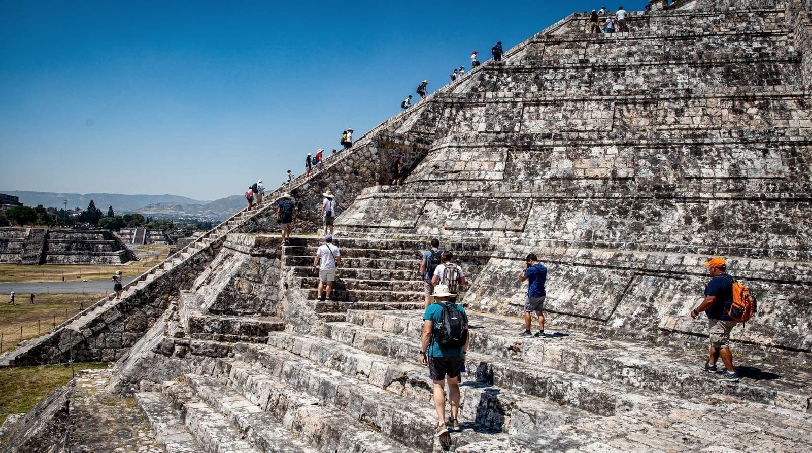 Peut-on escalader les pyramides de Teotihuacan ? L'interdiction de 2024 expliquée — Depuis 2024, l'escalade des pyramides de Teotihuacan est interdite. Ce qui a cha