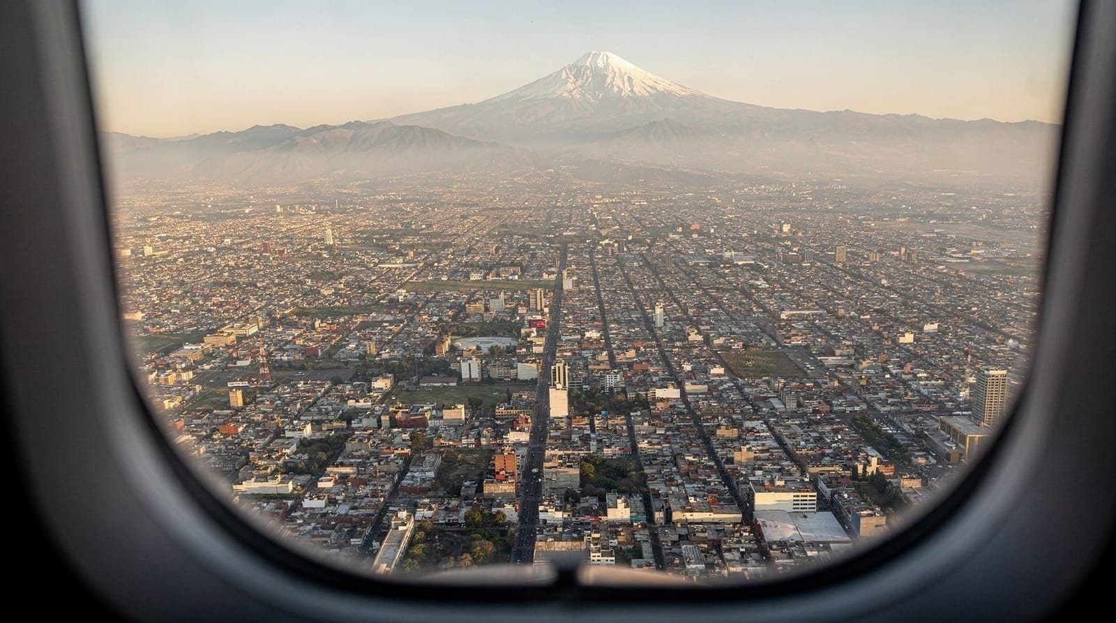 Guide de l'altitude à Mexico : survivre à 2 240 m — Mexico est à 2 240 m (7 350 ft). Effets modérés les 1er–2e jours : maux de tête,