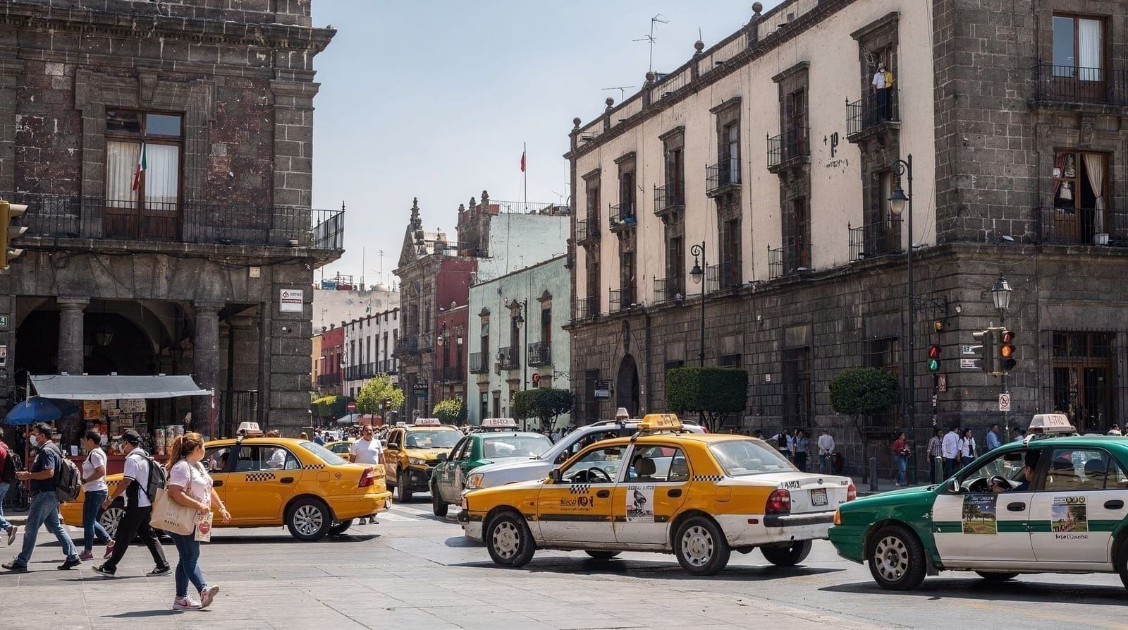 Arnaques courantes à Mexico : à quoi faire attention — Les arnaques touristiques les plus courantes à Mexico en 2026 : faux policiers, 