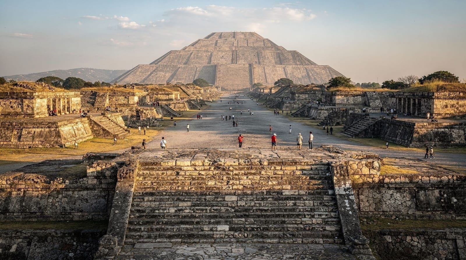 Guide complet de Teotihuacán : pyramides, histoire et conseils pratiques — Visiter Teotihuacán depuis Mexico : horaires, billets, transport et que voir. No